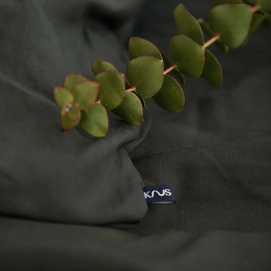 Detailaufnahme von Gewichtsdecke mit Eukalyptus in grün. Made in EU. Spürbar bessere Qualität.