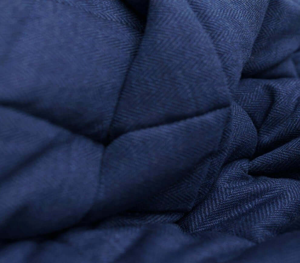 Detailaufnahme - Gewichtsdecke Noé in dunkelblau aus zertifizierter Merinowolle.