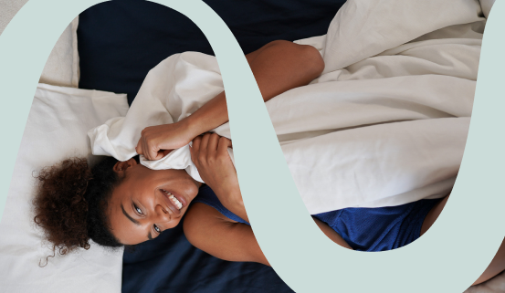 Wie eine sanfte Umarmung: Therapiedecken werden auch Gewichtsdecken genannt, da sich ihr Gewicht gleichmäßig über den Körper verteilt. So entspannt der Körper, Dein Stress- und Angstempfinden sinkt und Du kannst friedlich ein- und durchschlafen.