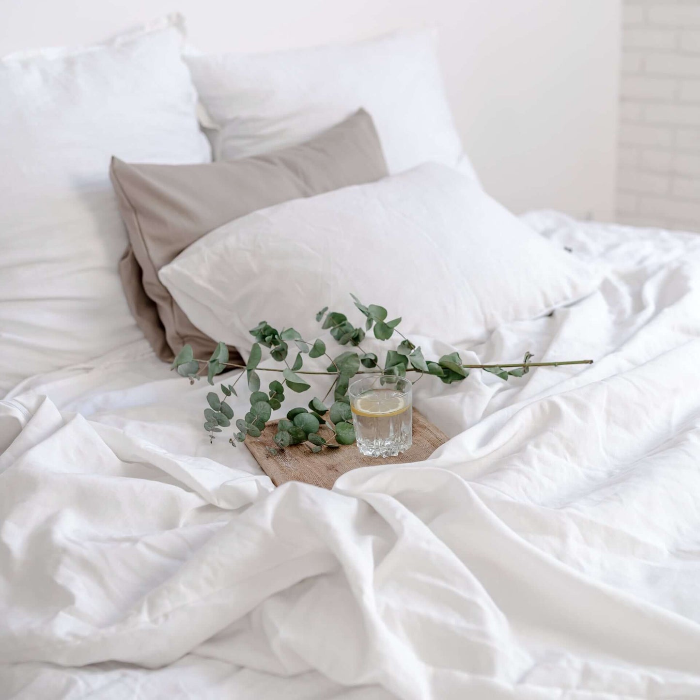 Weißer Bezug Gewichtsdecke 4 Jahreszeiten Levi von KNUS auf dem Bett