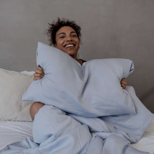 Nalu von KNUS ice blau farbe auf dem bett mit model
