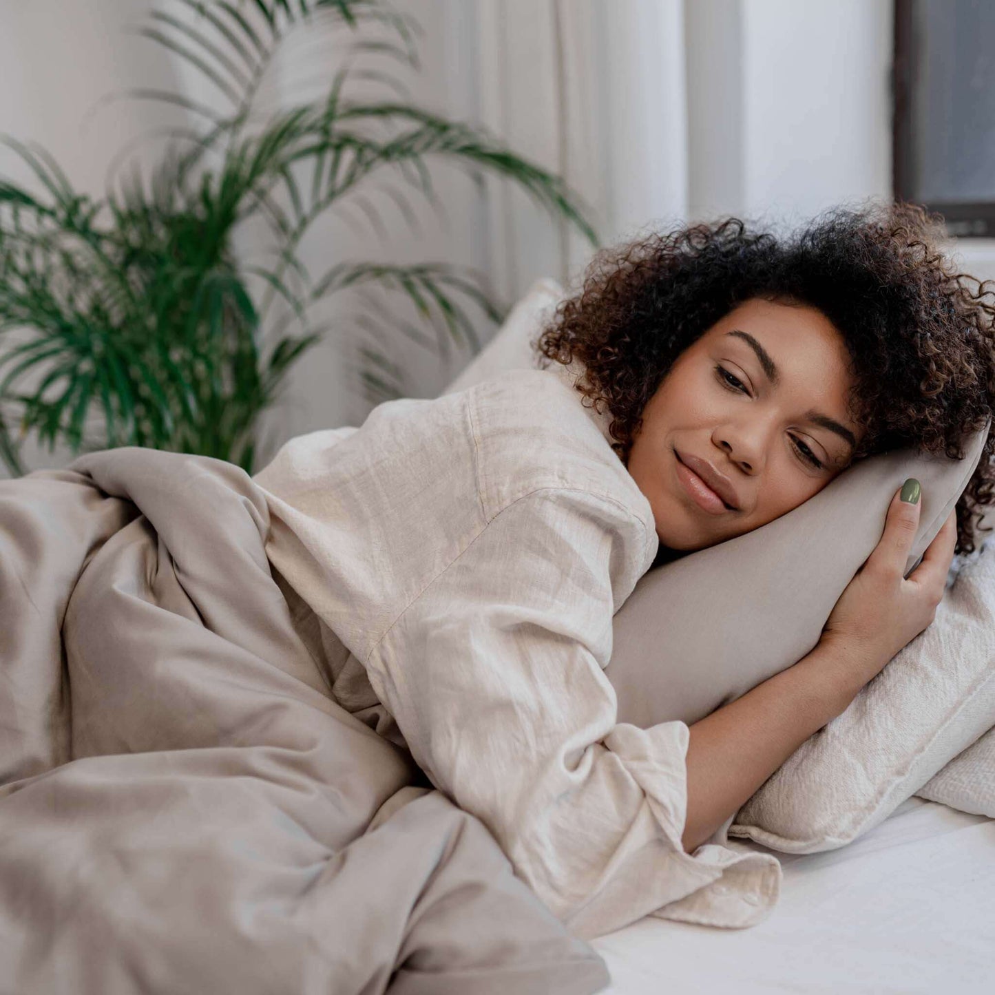 Nalu von KNUS beige taupe farbe auf dem bett mit model