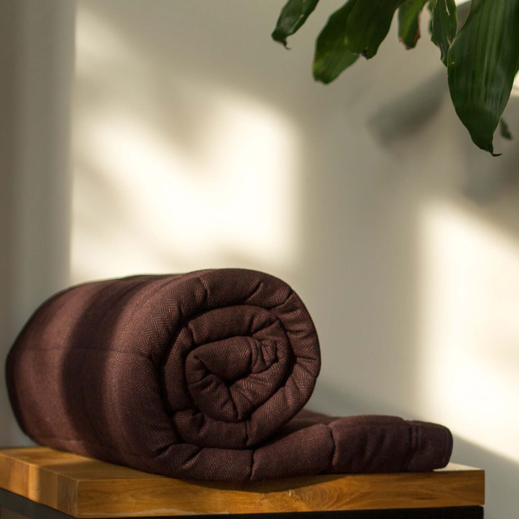 Burgunder Gewichtsdecke aus Merinowolle Noe von KNUS aufgerollt