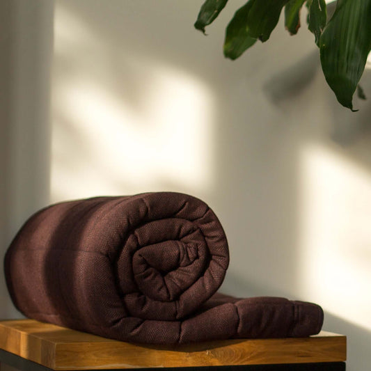 Burgunder Gewichtsdecke aus Merinowolle Noe von KNUS aufgerollt