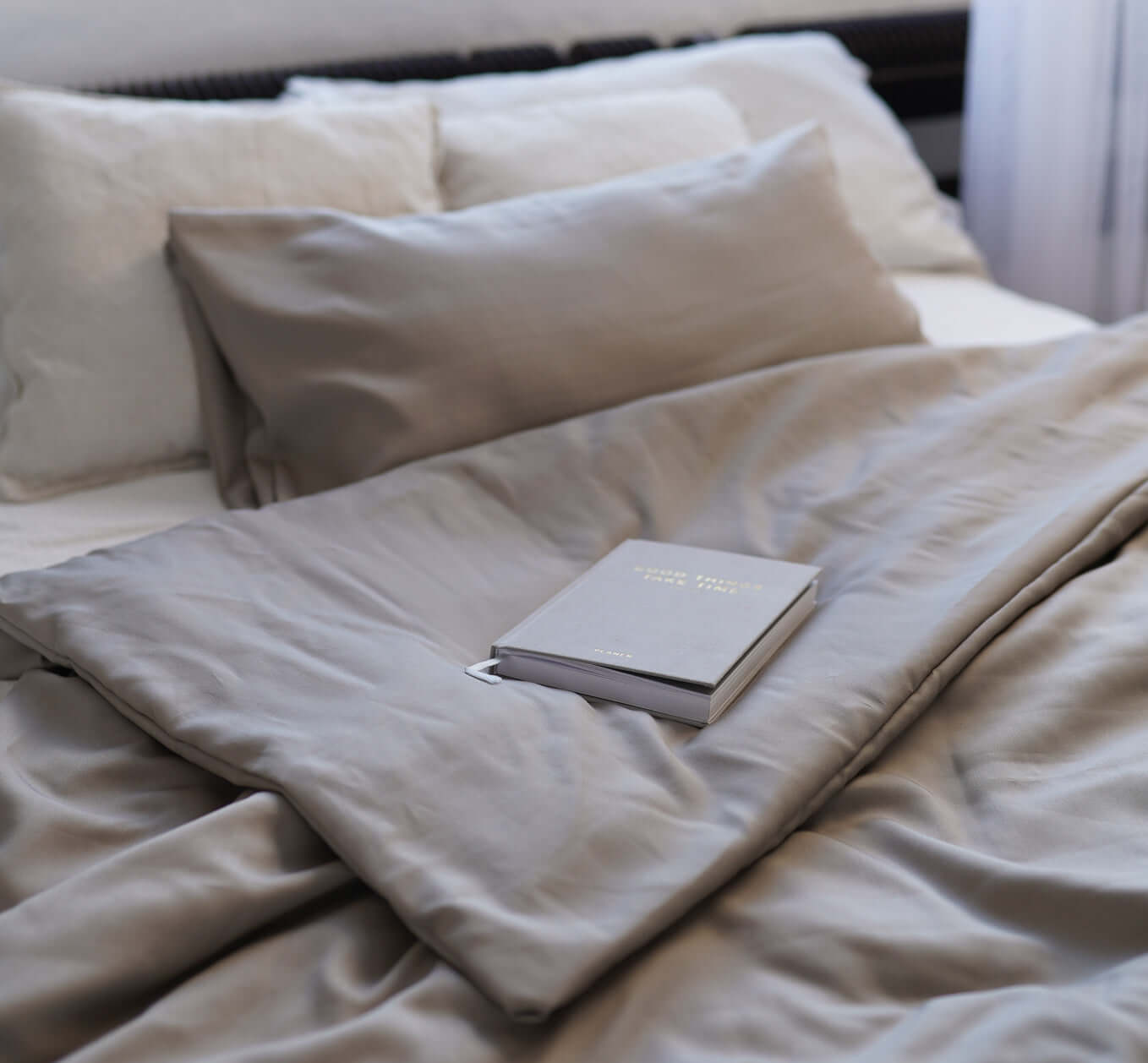 Nalu von KNUS beige taupe farbe auf dem bett