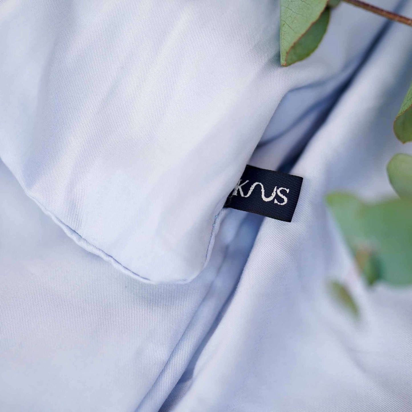 Nalu von KNUS ice blau farbe auf dem bett