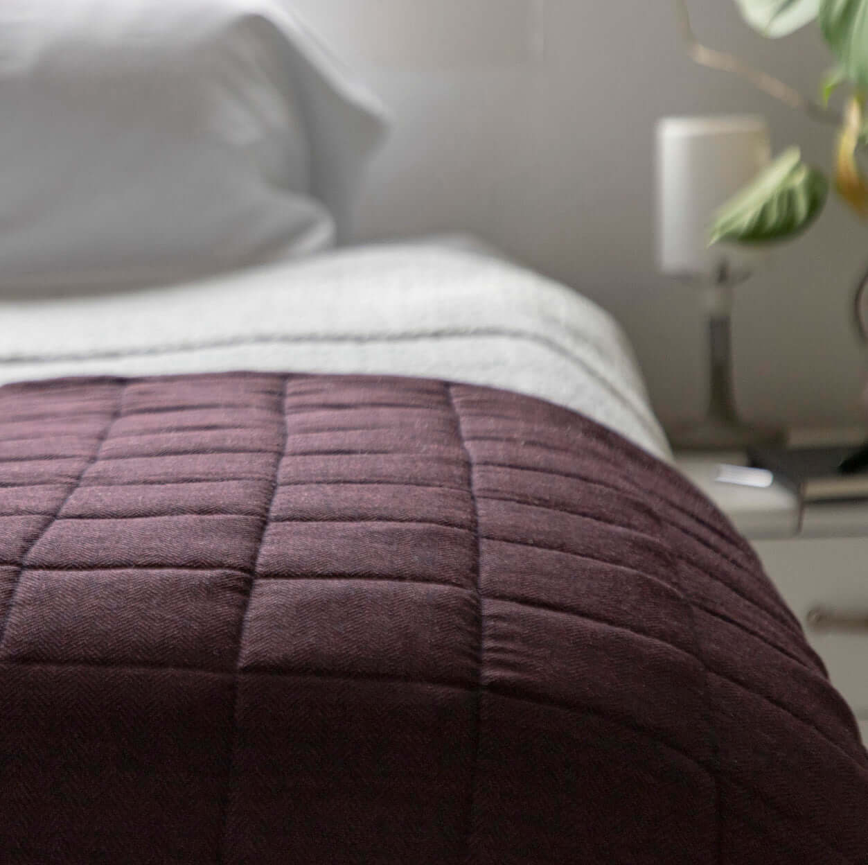 Burgunder Gewichtsdecke aus Merinowolle Noe von KNUS auf Bett