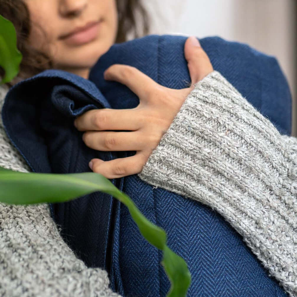 Blaue Gewichtsdecke aus Merinowolle Noe von KNUS mit Model