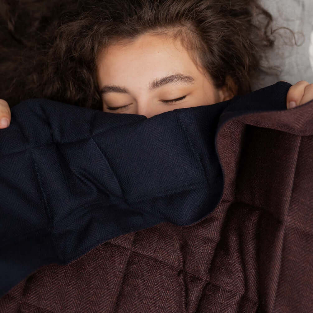 Burgunder Gewichtsdecke aus Merinowolle Noe von KNUS mit Model