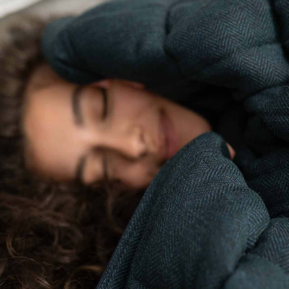 Noe von KNUS in Kieferngrün mit Model Merinowolle Therapiedecke