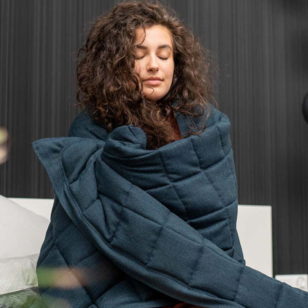 Noe von KNUS in Kieferngrün mit Model Merinowolle Therapiedecke